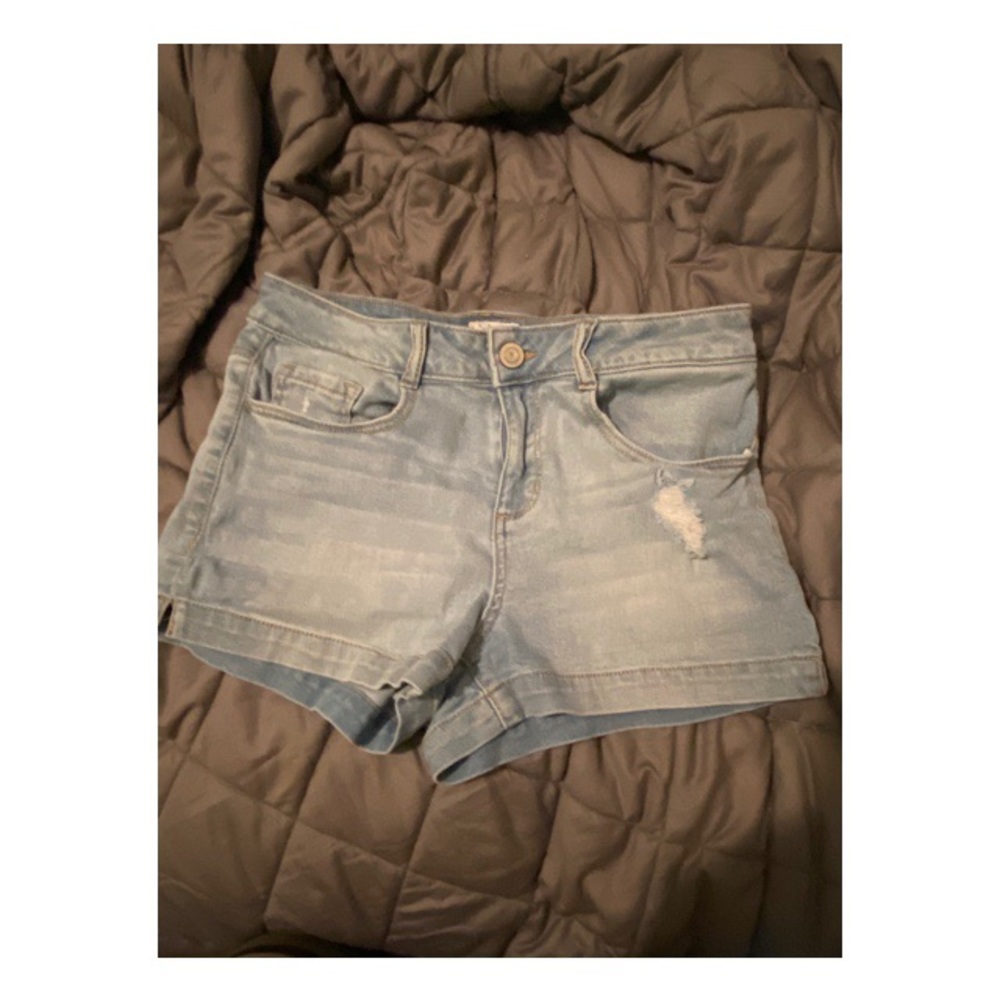 Jean shorts with small rips